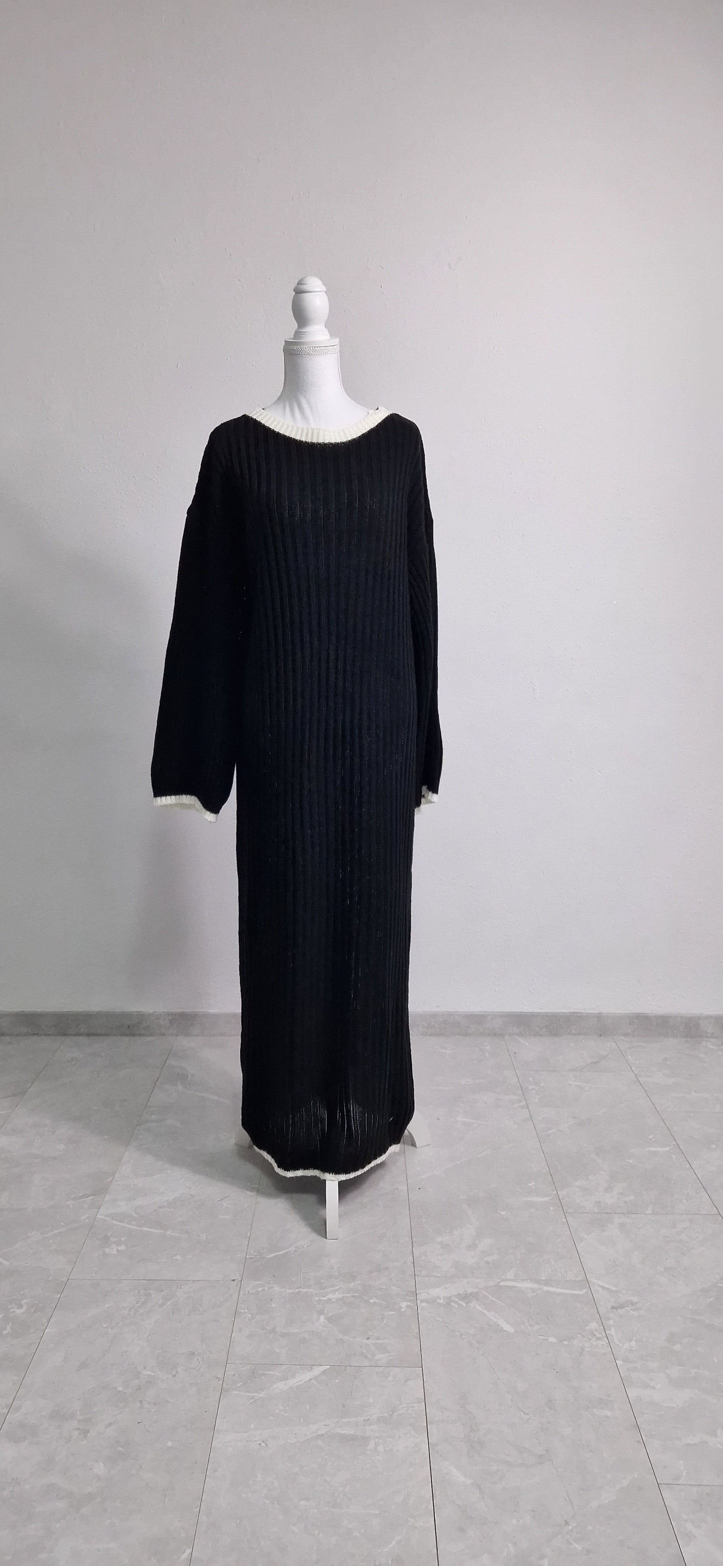 Strickkleid mit stilvollen Kontrasten