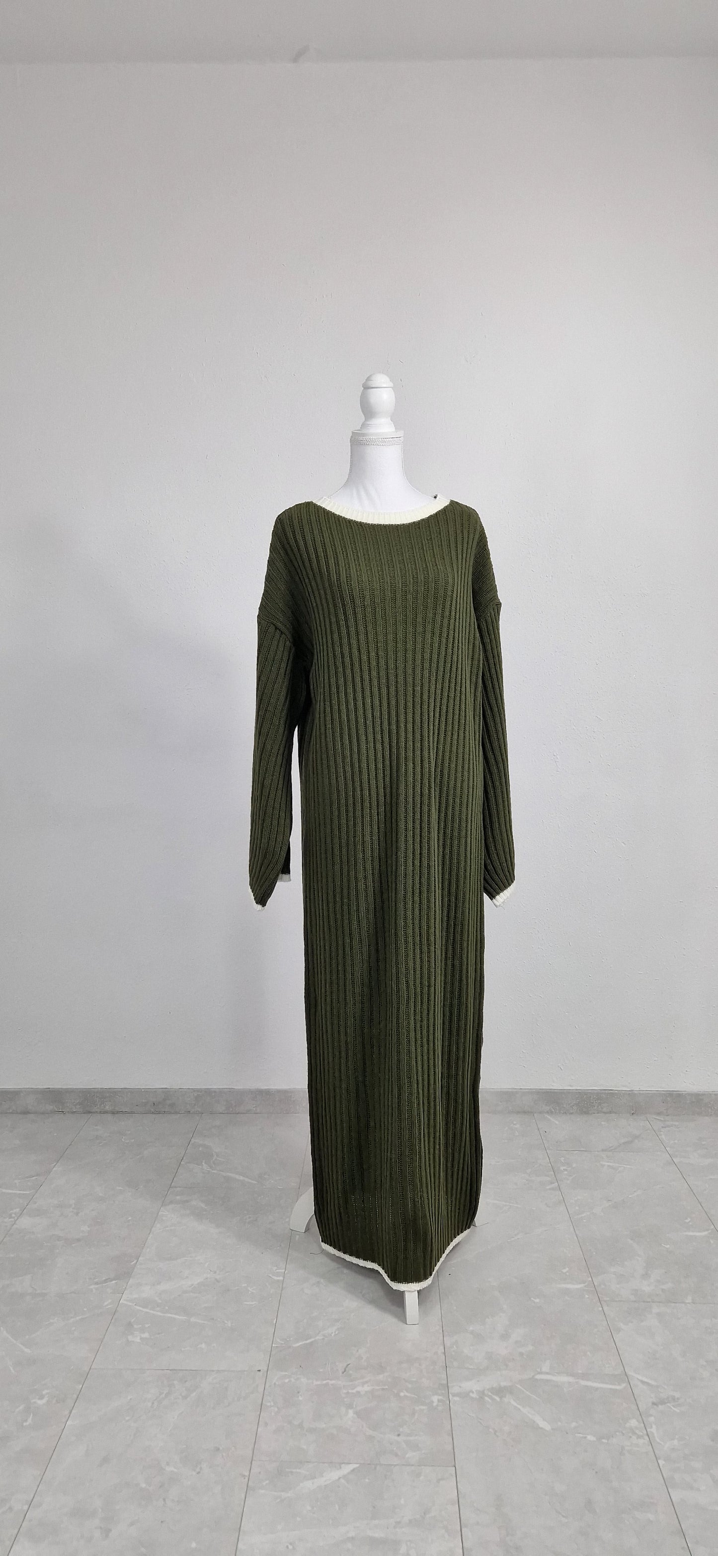 Strickkleid mit stilvollen Kontrasten