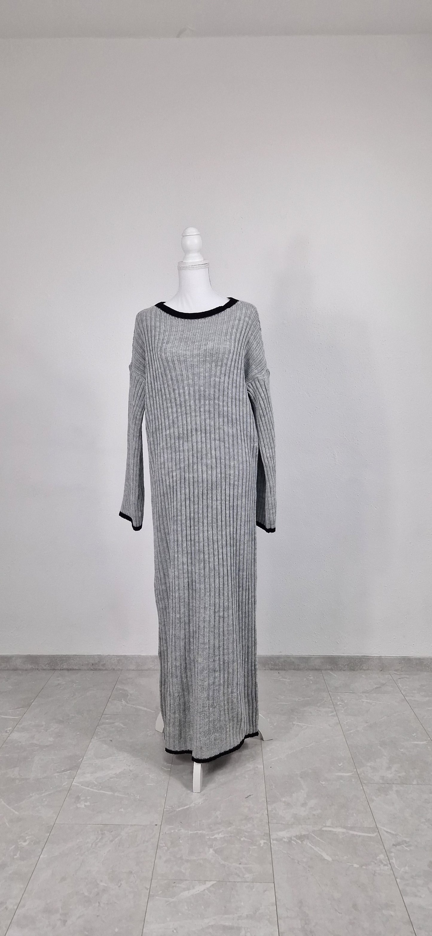 Strickkleid mit stilvollen Kontrasten