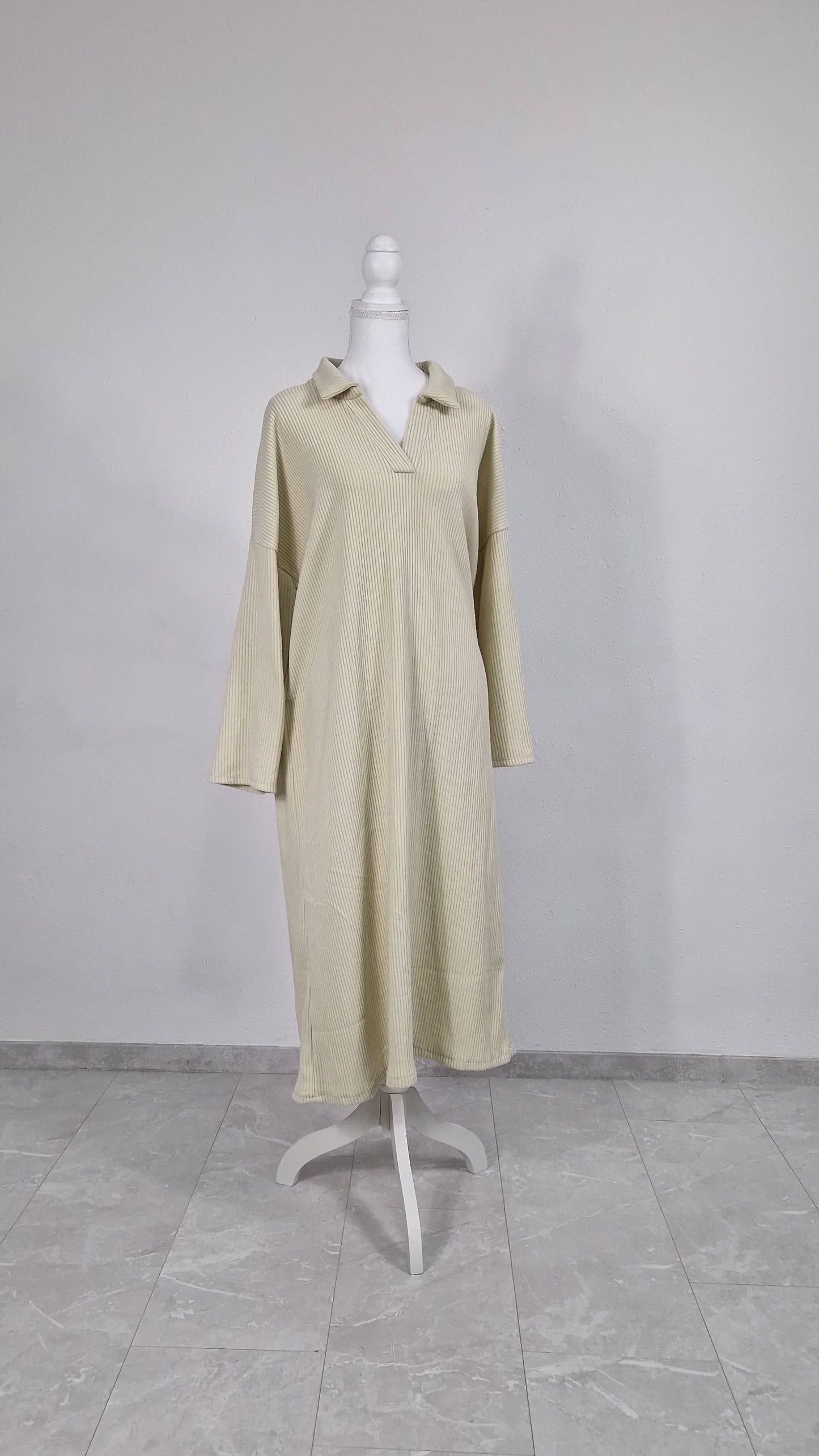 Cord Kleid mit Kragen
