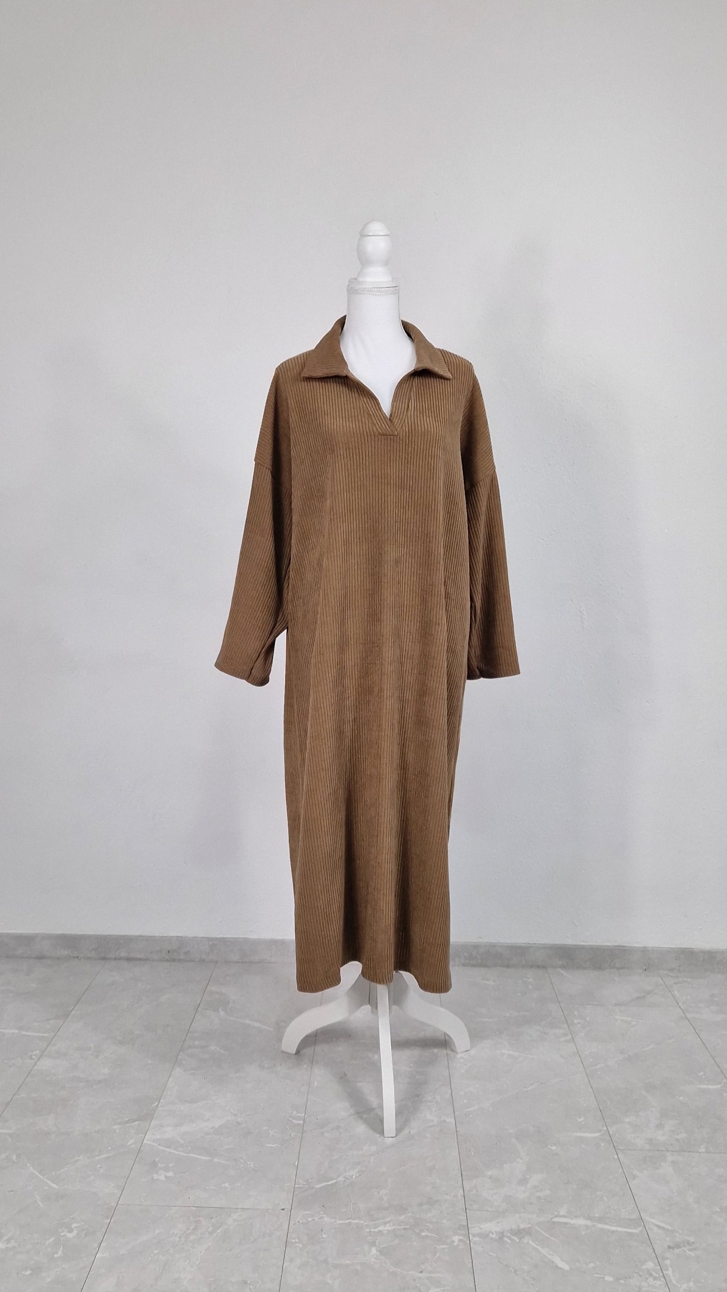 Cord Kleid mit Kragen