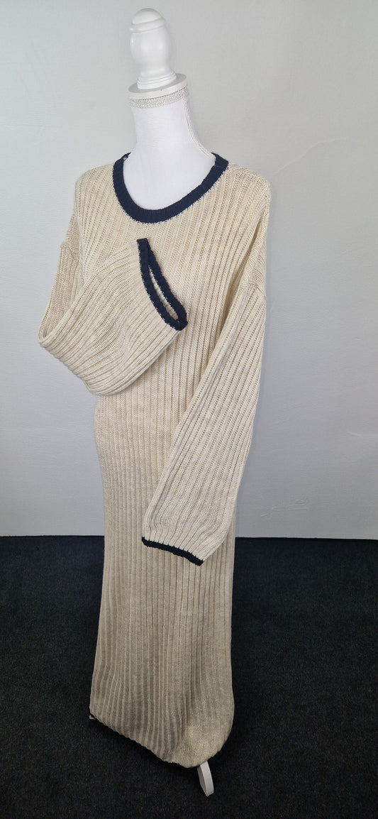 Strickkleid mit stilvollen Kontrasten