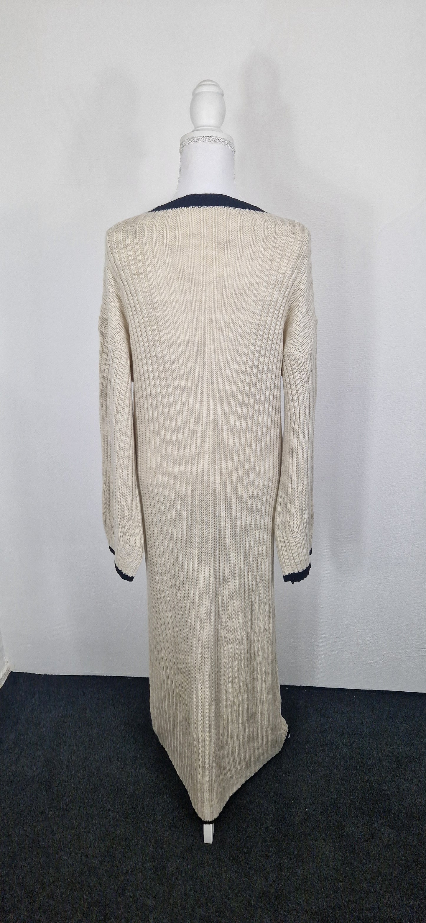Strickkleid mit stilvollen Kontrasten