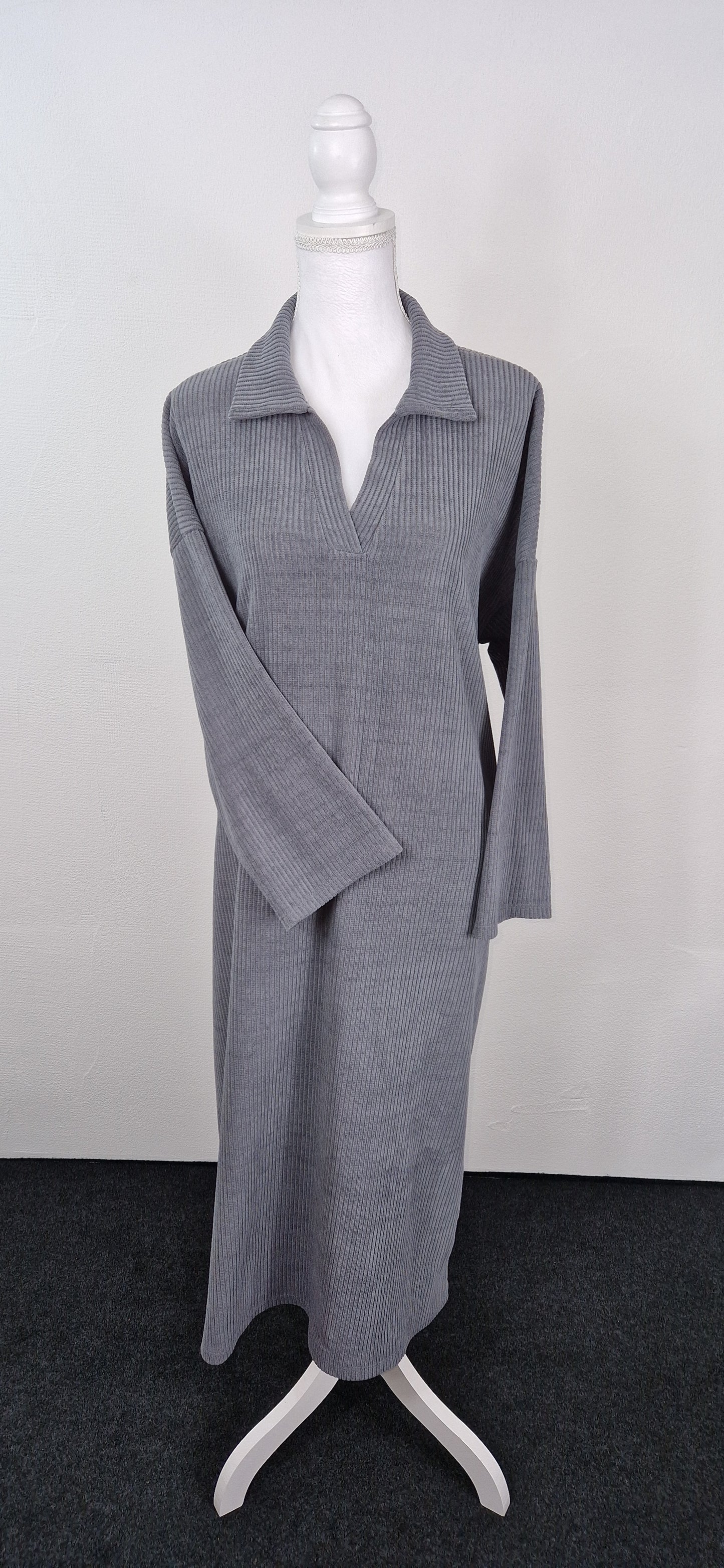 Cord Kleid mit Kragen